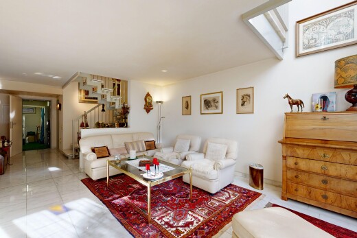 wohnzimmer mit inside property, gipskartonwand, drywall, fliesenboden, und tile floor