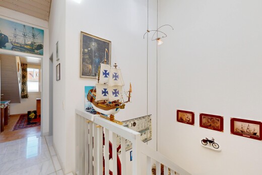 halle / korridor mit drywall, gipskartonwand, inside property, natural light, und natürliches licht