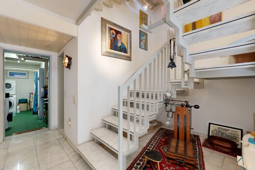 treppe mit drywall, gipskartonwand, inside property, tile floor, und fliesenboden