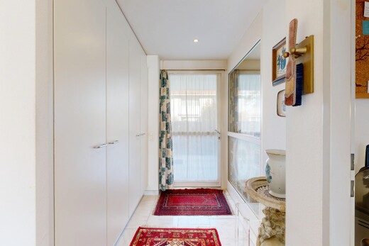 halle / korridor mit inside property, natural light, natürliches licht, tile floor, und fliesenboden