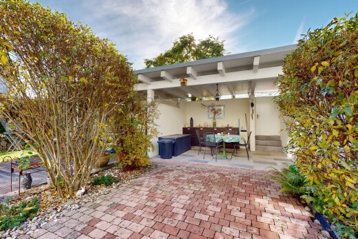 außenansicht mit stuckverkleidung, terrasse, property visible, deckenventilator, und day time