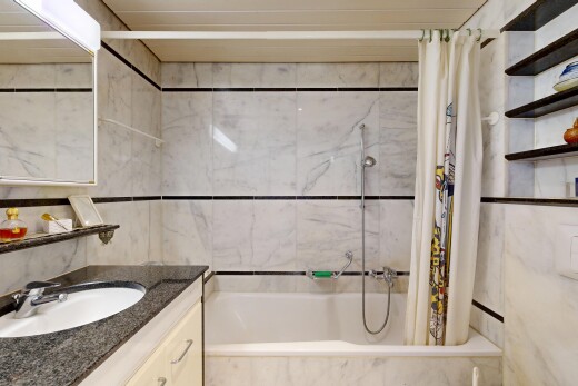 bad mit fliesenwand, tile wall, kombiniertes bad / dusche, schminktisch, und spiegel