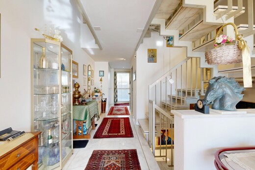 halle / korridor mit inside property, drywall, gipskartonwand, tile floor, und fliesenboden