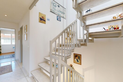 treppe mit inside property, gipskartonwand, drywall, natürliches licht, und natural light