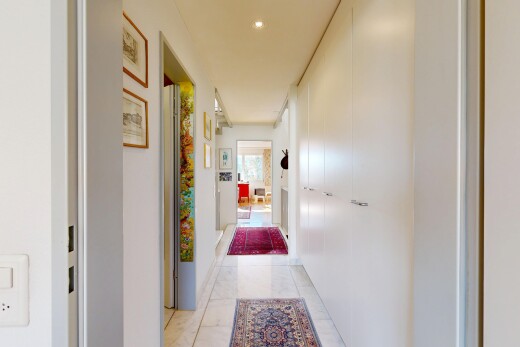 halle / korridor mit inside property, fliesenboden, tile floor, natürliches licht, und natural light