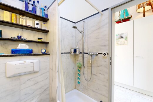 bad mit inside property, dusche, und komplettes badezimmer