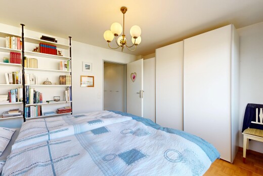 zimmer / schlafzimmer mit inside property, bemerkenswerter kronleuchter, drywall, gipskartonwand, und parquet floor