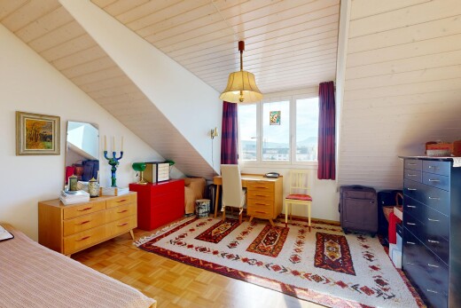 zimmer / schlafzimmer mit natural light, natürliches licht, parquet floor, inside property, und vaulted ceiling