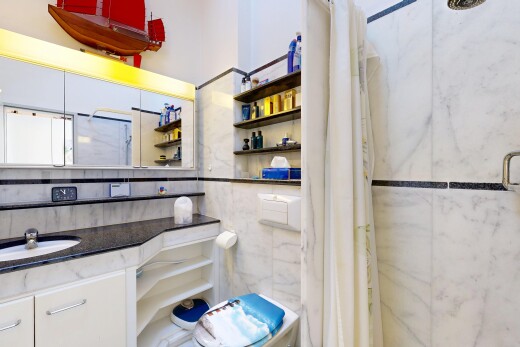 bad mit inside property, komplettes badezimmer, dusche, schminktisch, und fliesenwand