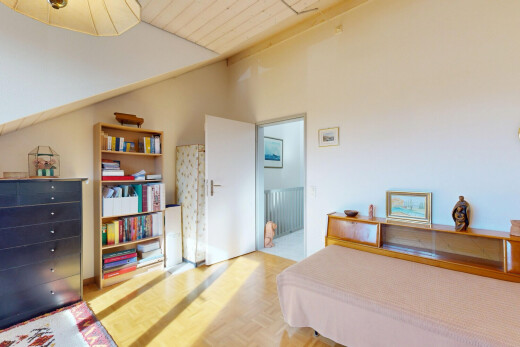 zimmer / schlafzimmer mit drywall, gipskartonwand, parquet floor, inside property, und high ceiling