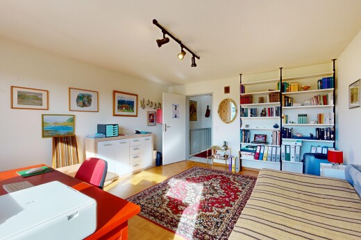 wohn- / esszimmer mit drywall, gipskartonwand, track lighting, deckenbeleuchtung, und inside property