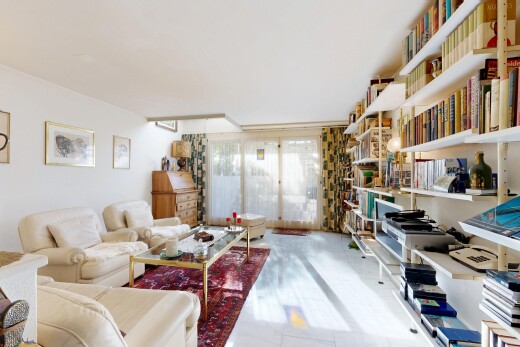 wohnzimmer mit inside property, drywall, gipskartonwand, natural light, und natürliches licht