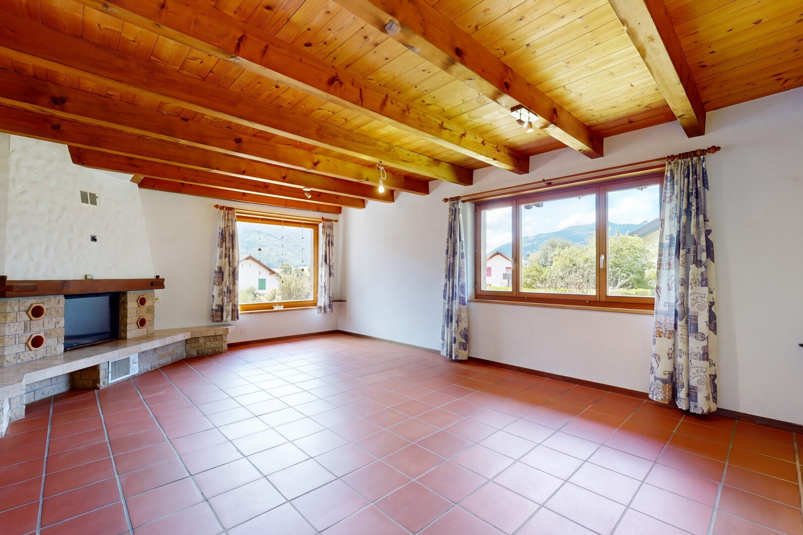 leerer raum mit balkendecke, beamed ceiling, holzdecke, wood ceiling, und high end ceiling