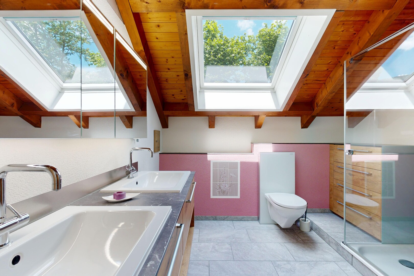 bad mit dusche, komplettes badezimmer, waschbecken, inside property, und light floor