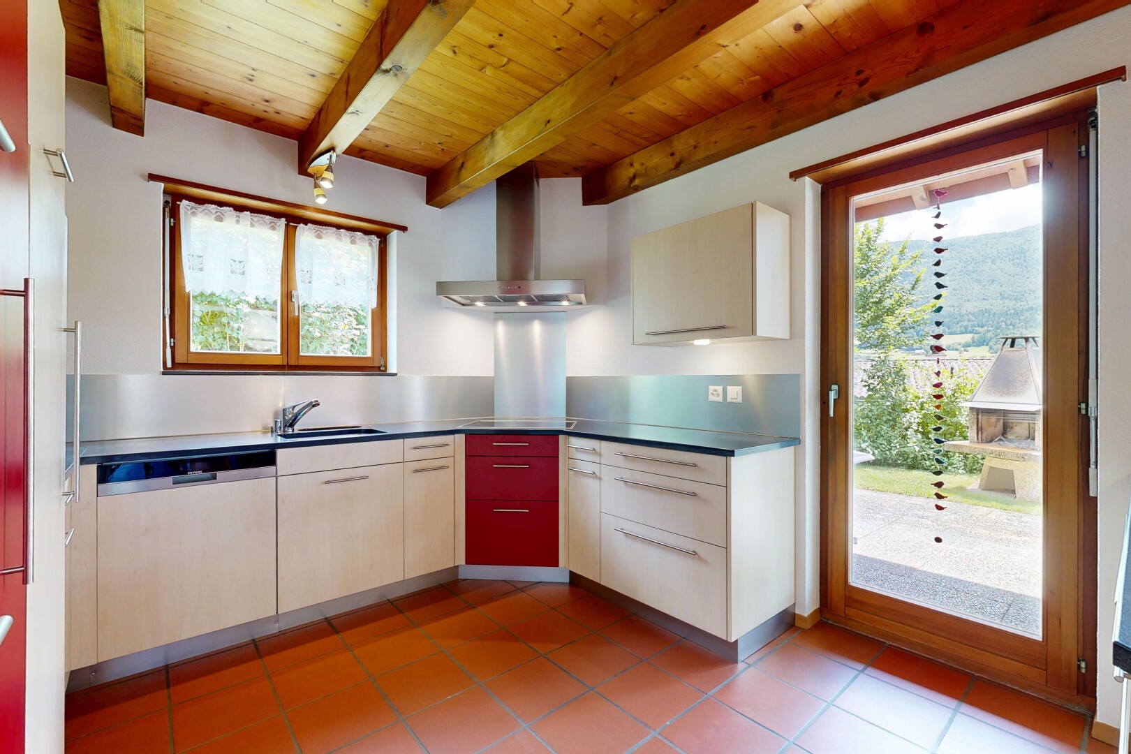 küche mit dunstabzugshaube, inside property, natürliches licht, natural light, und balkendecke