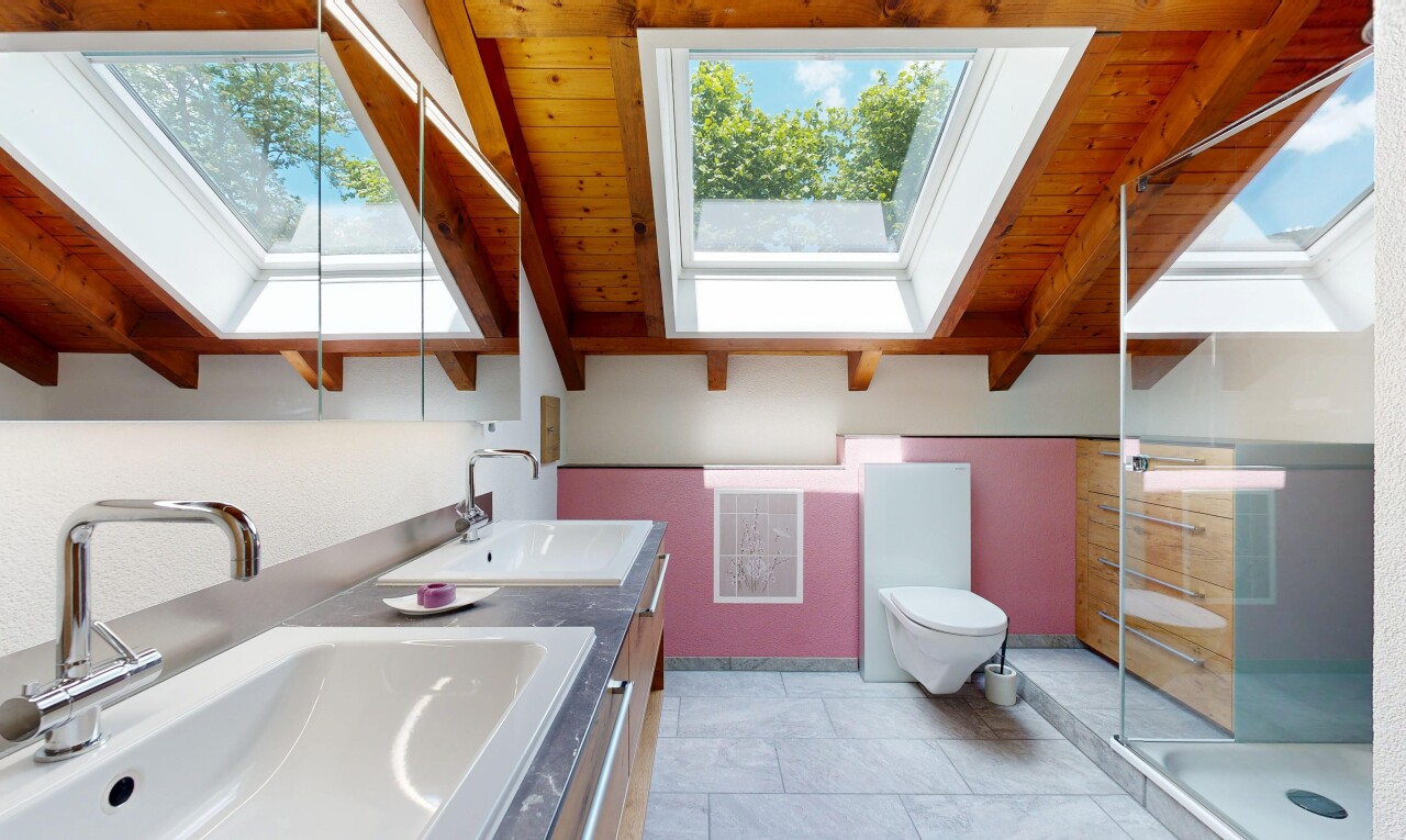 bad mit dusche, komplettes badezimmer, waschbecken, inside property, und light floor