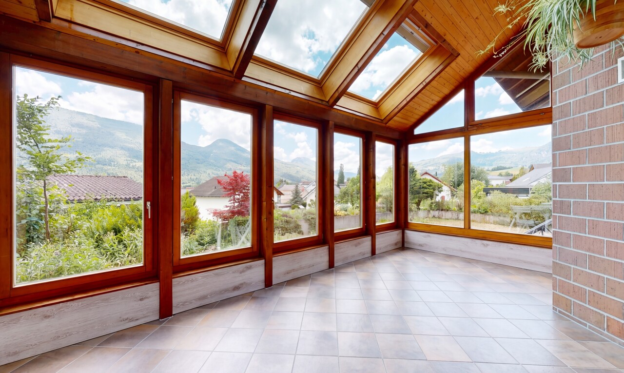 leerer raum mit dachschräge, vaulted ceiling, wintergarten, blick auf die berge, und mountain view