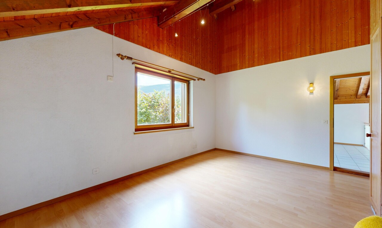 leerer raum mit wood finish floor, holzfußboden, inside property, natural light, und natürliches licht