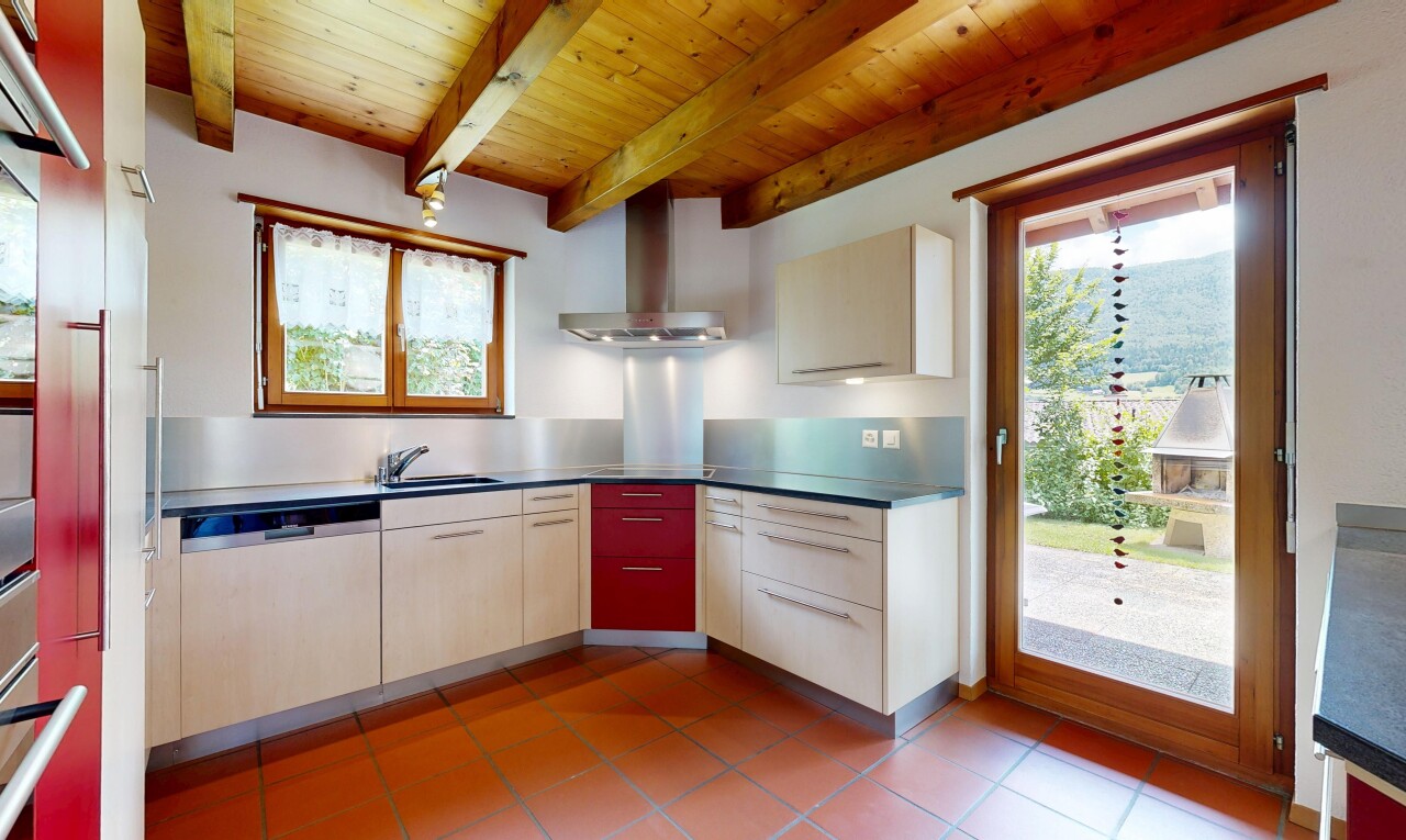 küche mit dunstabzugshaube, inside property, natürliches licht, natural light, und balkendecke