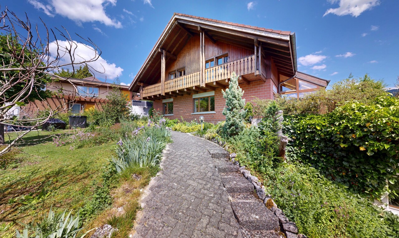 außenansicht mit property visible, vertikale verkleidung, day time, balkon, und ziegelverkleidung