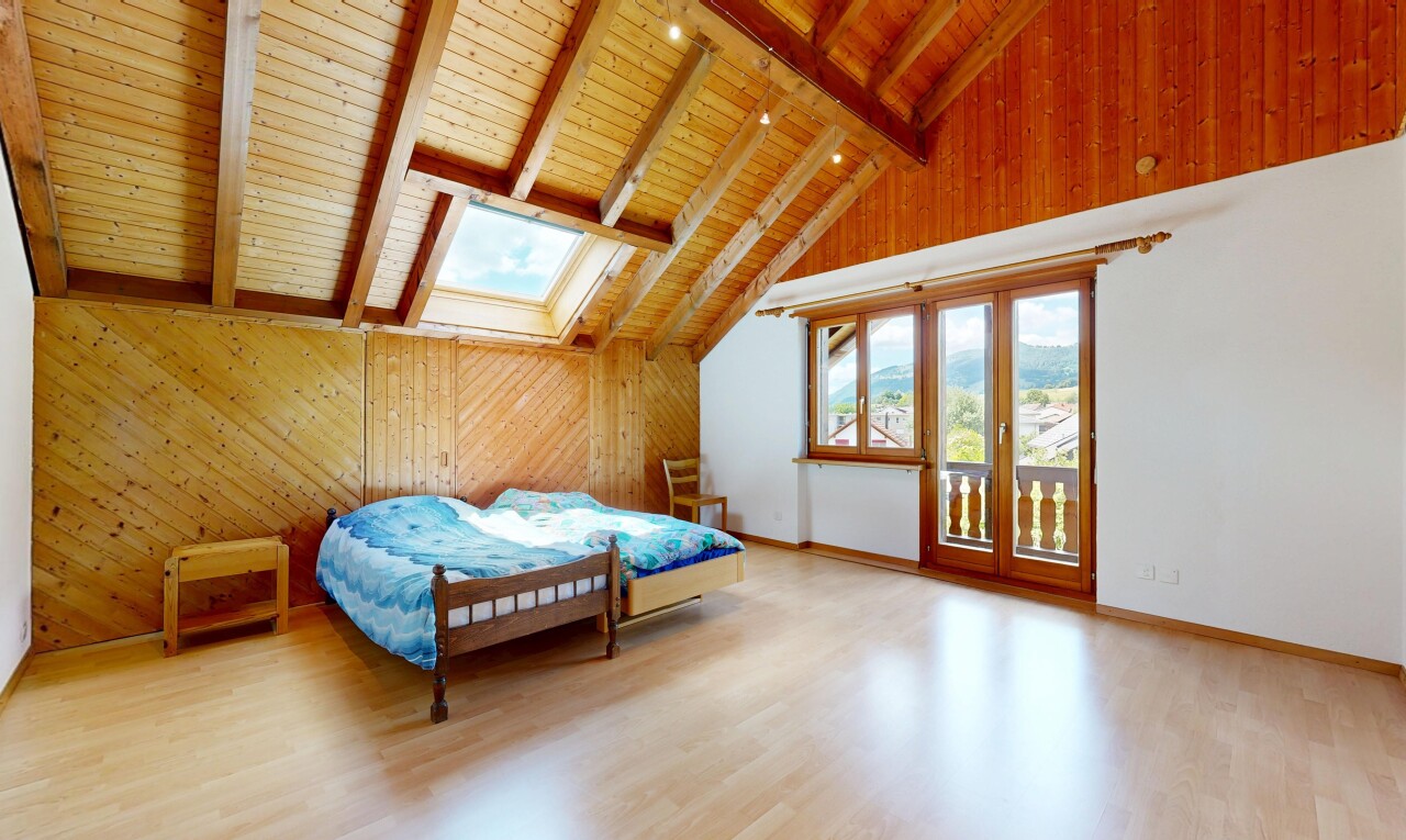 zimmer / schlafzimmer mit dachfenster, balkendecke, beamed ceiling, holzwand, und wood wall