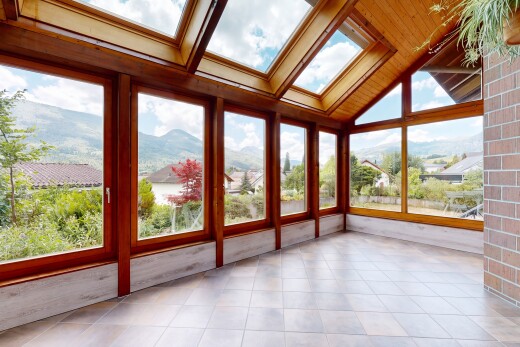 pièce vide avec plafond voûté, vaulted ceiling, véranda, vue sur la montagne, et mountain view