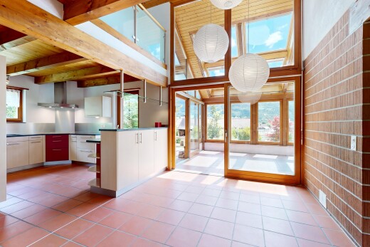 cuisine avec hotte, day time, high ceiling, plafond haut, et lumière naturelle