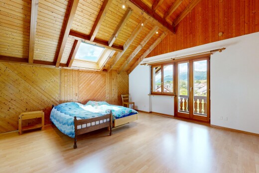 zimmer / schlafzimmer mit dachfenster, balkendecke, beamed ceiling, holzwand, und wood wall