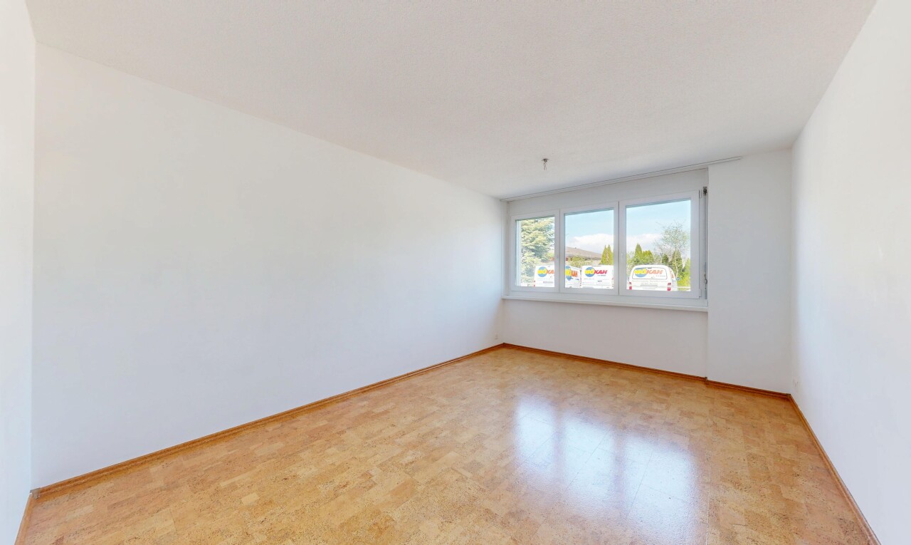 empty room featuring baseboards