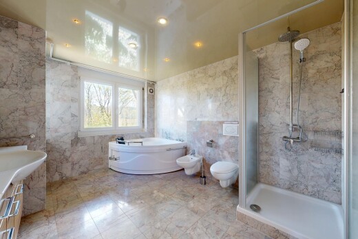 salle de bains avec salle de bain complète, natural light, lumière naturelle, inside property, et douche