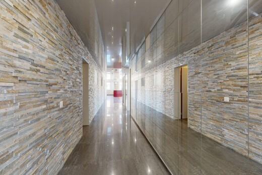 réception / lobby avec stone wall, inside community, et high ceiling