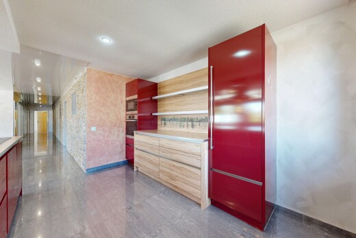 cuisine avec réfrigérateur, light brown cabinets, armoires marron clair, four, et inside property