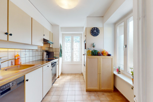 küche mit fliesenboden, natürliches licht, geschirrspülmaschine, ofen, dunstabzugshaube, heller boden, und weiße schränke