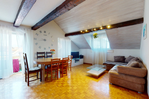 wohnzimmer mit balkendecke, parkettboden, natürliches licht, und fernsehen