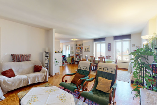 wohnzimmer mit parkettboden und natürliches licht