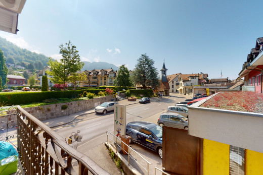 blick auf die straße mit einem bergblick
