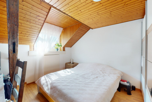 schlafzimmer mit hartholzböden und haftdecke