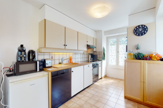 küche mit fliesenboden, natürliches licht, mikrowelle, geschirrspülmaschine, dunstabzugshaube, ofen, weiße schränke, leichte arbeitsplatten, und heller boden