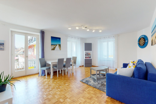 wohnzimmer mit parkettboden und natürliches licht