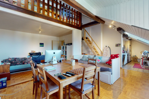 essbereich mit fliesenboden und fernsehen