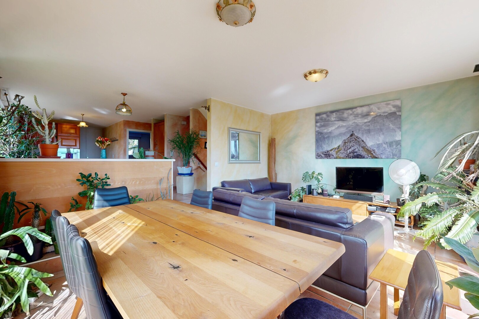 salon / salle à manger avec inside property et télévision
