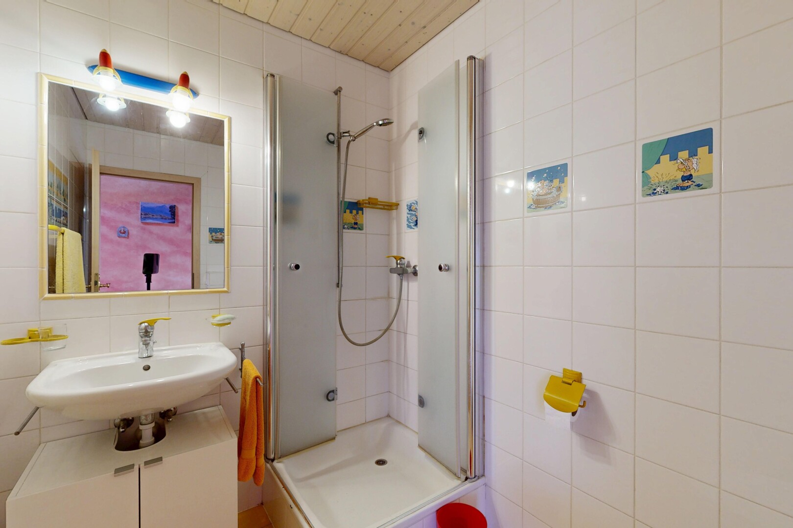 salle de bains avec mur en carrelage, tile wall, douche, miroir, et salle de bain complète