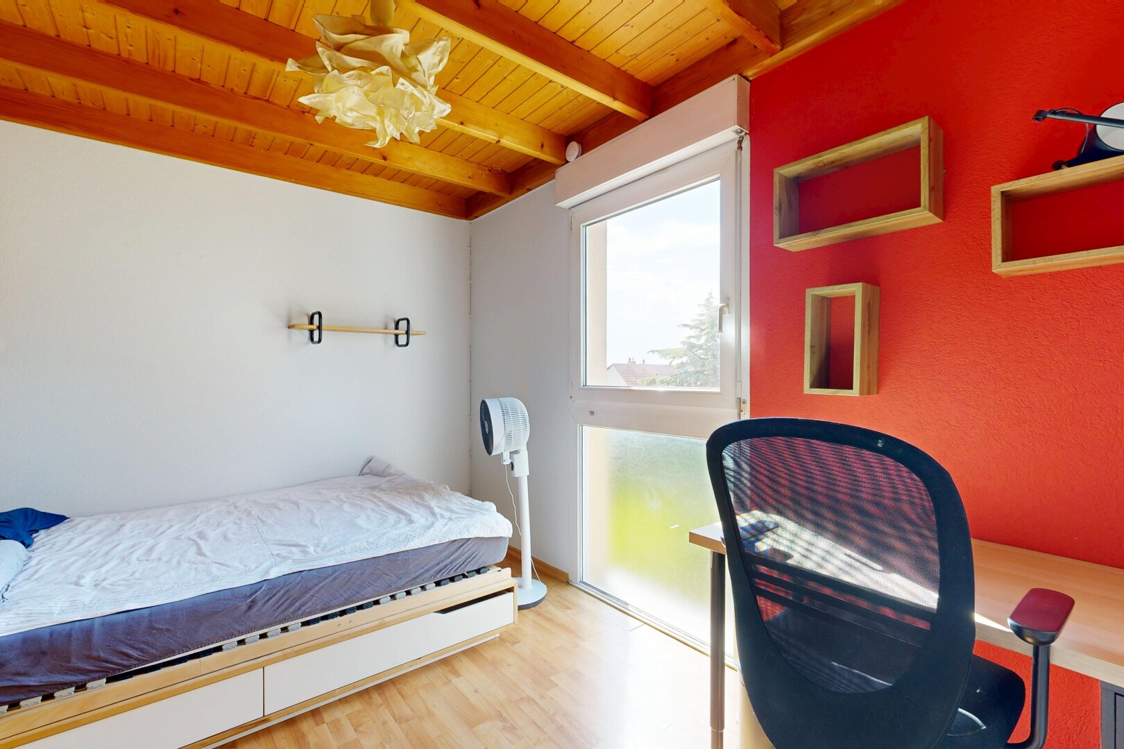 chambre avec sol en finition bois, wood finish floor, inside property, cloison sèche, et drywall