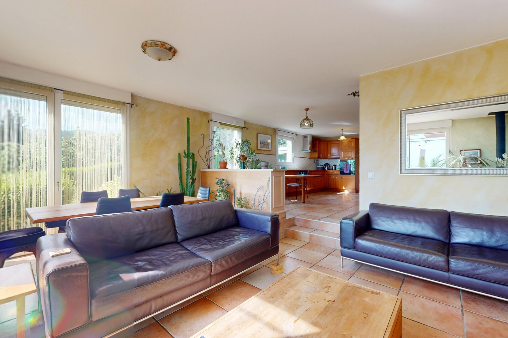 salon / salle à manger avec inside property, lumière naturelle, natural light, sol en carrelage, et tile floor