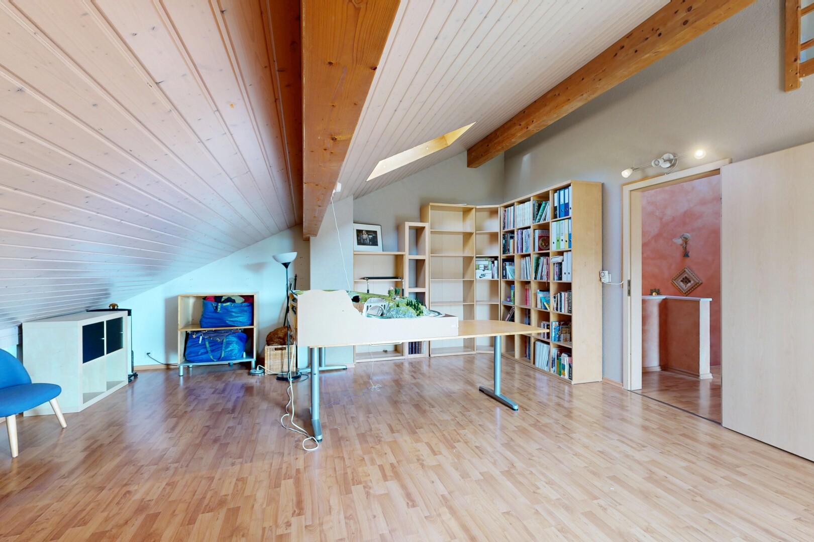 bureau avec plafond voûté, vaulted ceiling, sol en finition bois, wood finish floor, et cloison sèche
