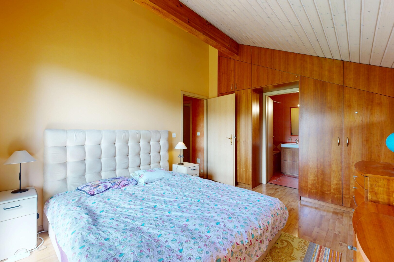 chambre avec plafond voûté, vaulted ceiling, sol en finition bois, wood finish floor, et inside property