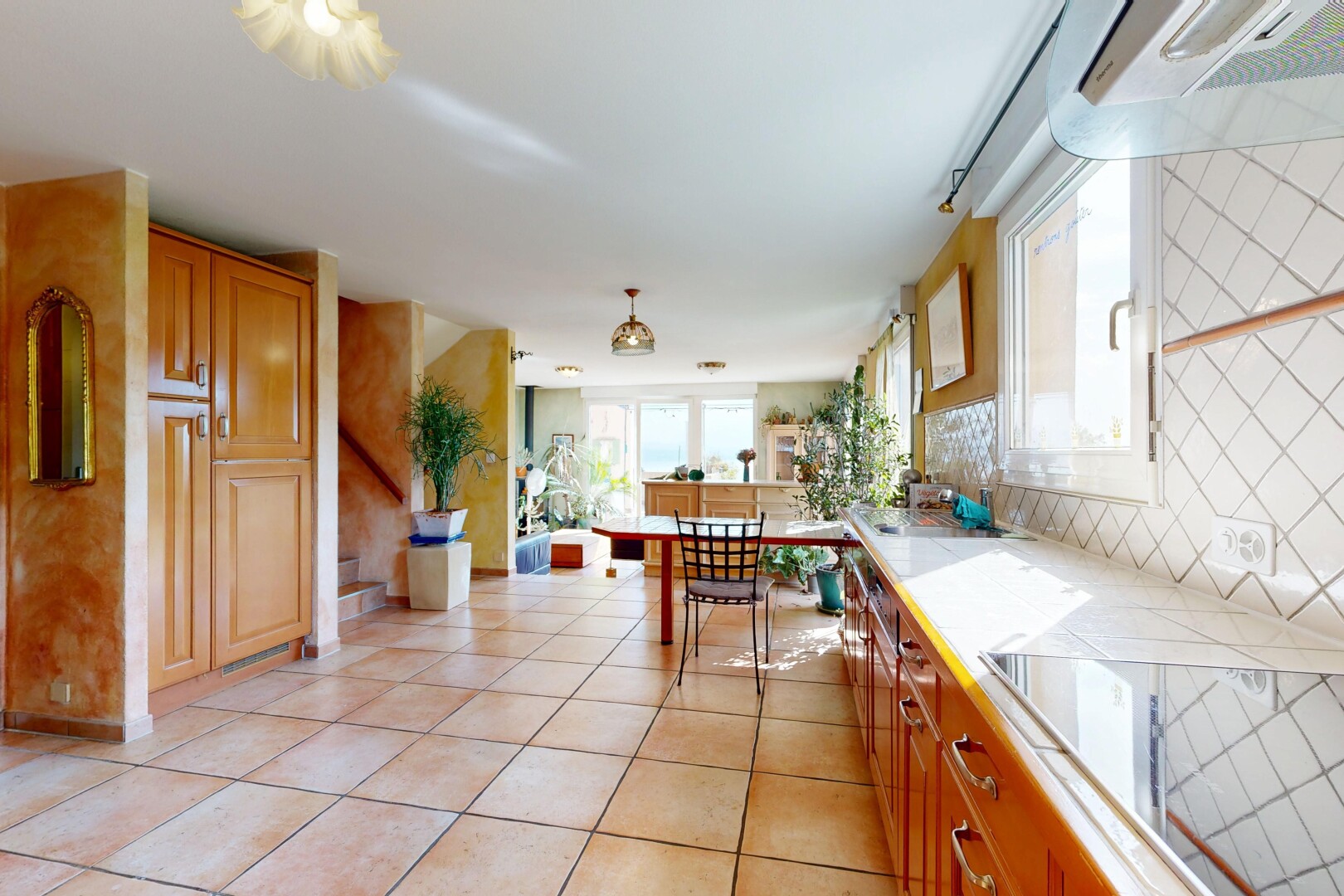 cuisine avec light floor, light countertops, hotte, inside property, et armoires marron moyen