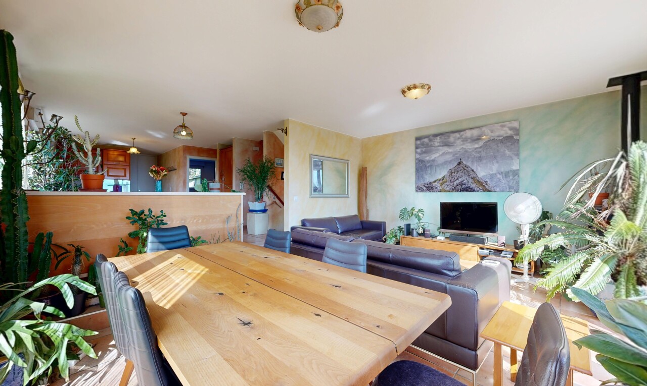 salon / salle à manger avec inside property et télévision