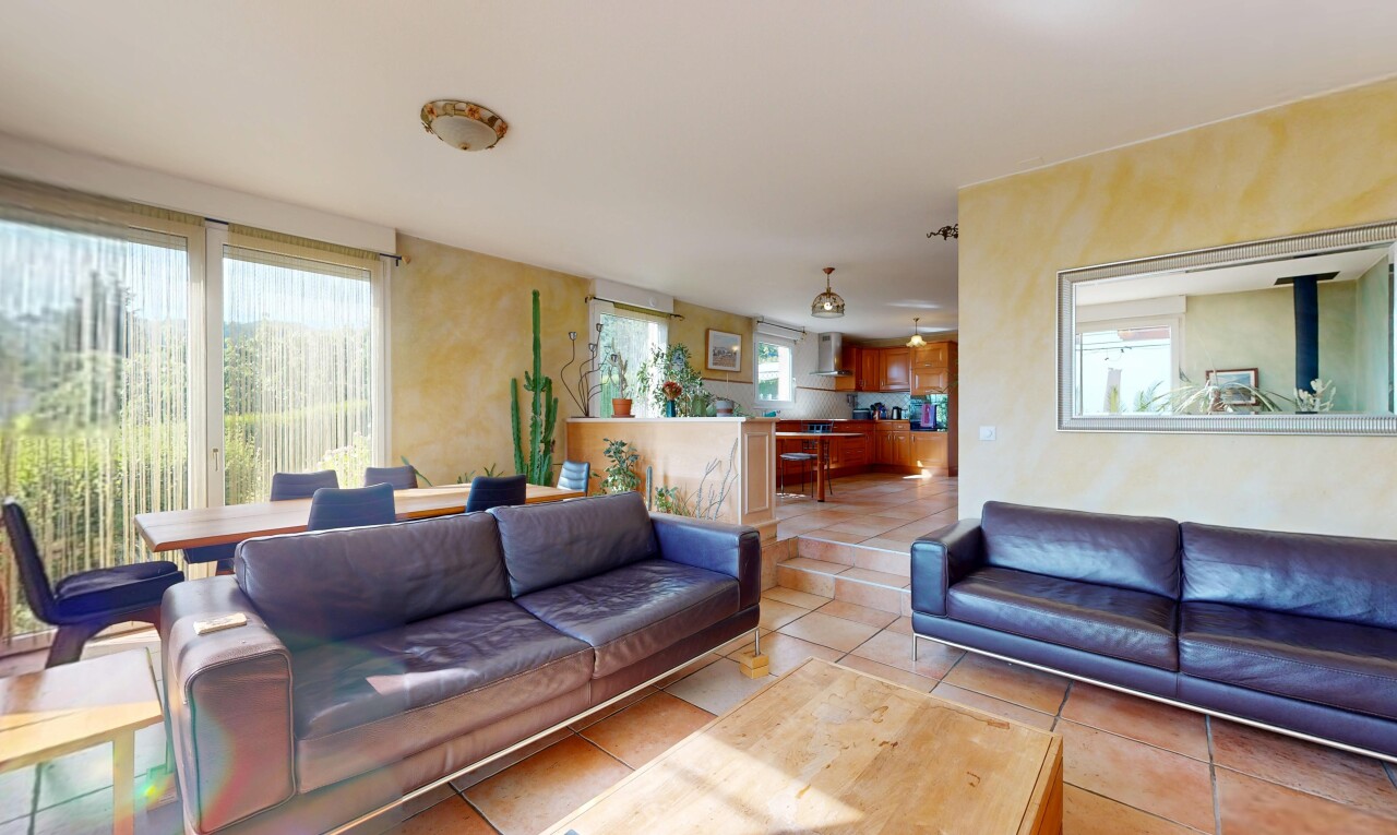 salon / salle à manger avec inside property, lumière naturelle, natural light, sol en carrelage, et tile floor