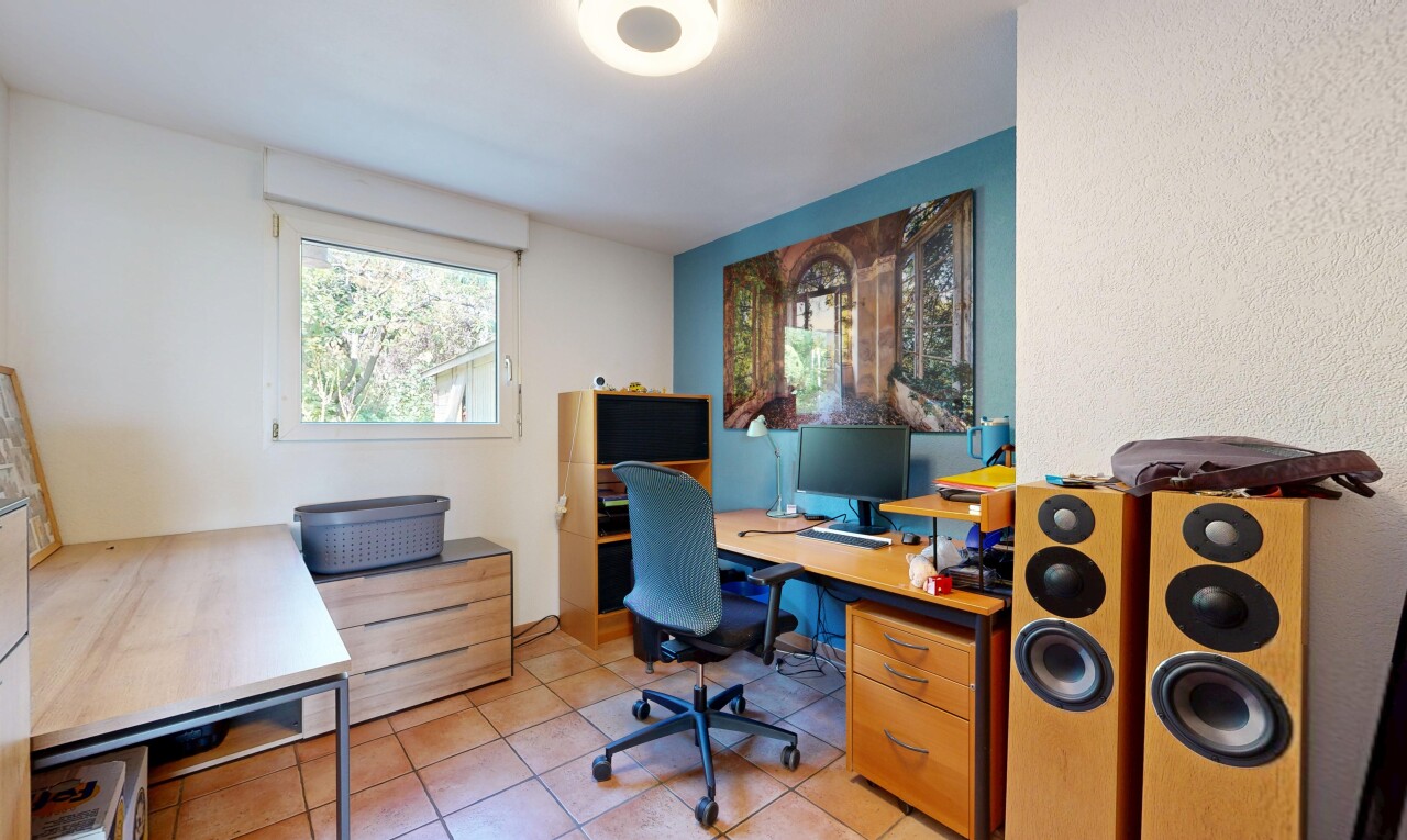 bureau avec espace bureau, lumière naturelle, natural light, inside property, et sol en carrelage